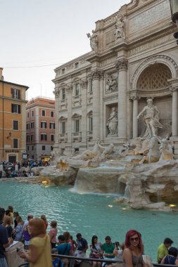 Rome, İtalya - 24 Haziran 2017: Gün batımı görünümü Trevi Çeşmesi (Fontana di Trevi) Roma, İtalya, şehirde ziyaret turist