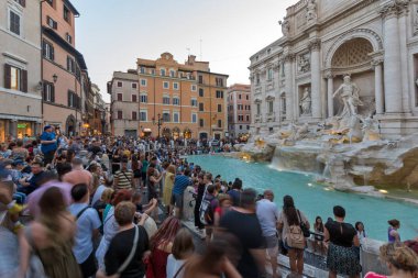 Rome, İtalya - 24 Haziran 2017: Gün batımı görünümü Trevi Çeşmesi (Fontana di Trevi) Roma, İtalya, şehirde ziyaret turist