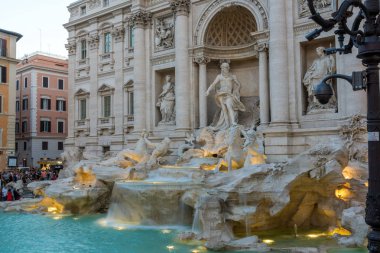 Rome, İtalya - 24 Haziran 2017: Gün batımı görünümü Trevi Çeşmesi (Fontana di Trevi) Roma, İtalya, şehirde ziyaret turist