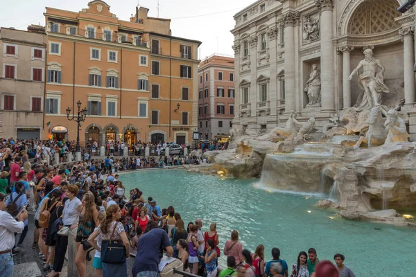 都市ローマ イタリアのトレビの泉 トレヴィ を訪れる観光客のローマ イタリア 2017 サンセットの眺め — ストック写真