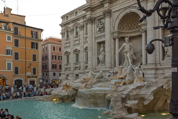 都市ローマ イタリアのトレビの泉 トレヴィ を訪れる観光客のローマ イタリア 2017 サンセットの眺め — ストック写真