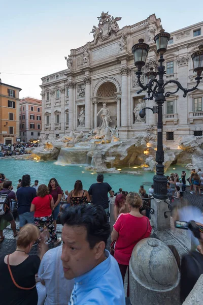 都市ローマ イタリアのトレビの泉 トレヴィ を訪れる観光客のローマ イタリア 2017 サンセットの眺め — ストック写真