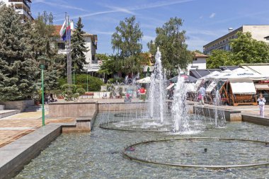 Çeşme Sandanski 'de yaya caddesinde.