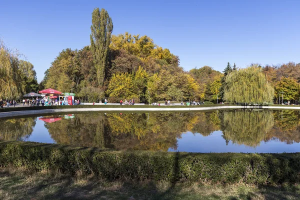 Осінній вид Південного парку в місті Софія. — стокове фото