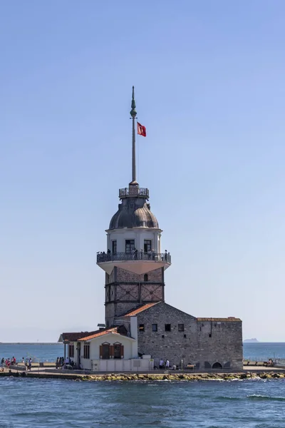Kilátás Bosporusból Isztambul városába és a Maiden toronyba — Stock Fotó