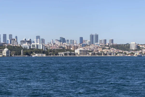 Vista panorámica desde el Bósforo hasta la ciudad de Estambul, Turquía — Foto de Stock