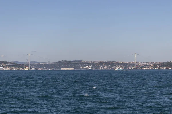 Vista panorámica desde el Bósforo hasta la ciudad de Estambul, Turquía — Foto de Stock