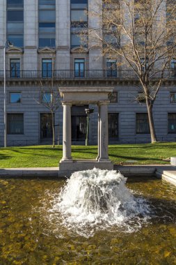 Fountain, Madrid 'deki Paseo de la Castellana caddesinde.