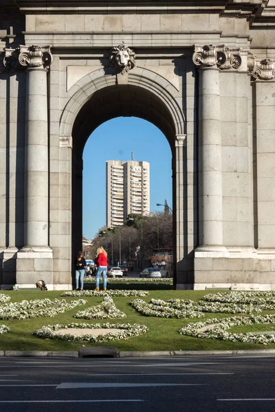 Puerta de Alcalá en Madrid, España — Foto de Stock