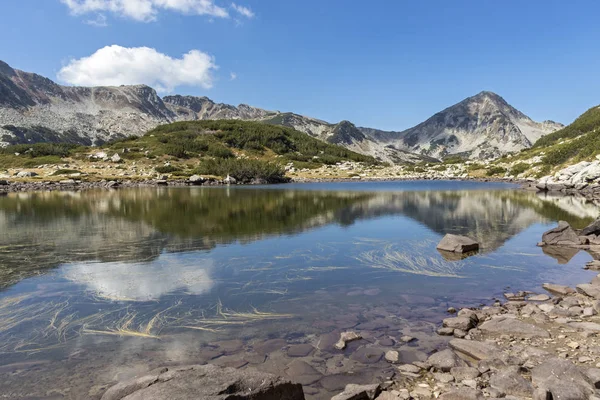 Пейзаж с лягушачьим озером на горе Пирин, Болгария — стоковое фото