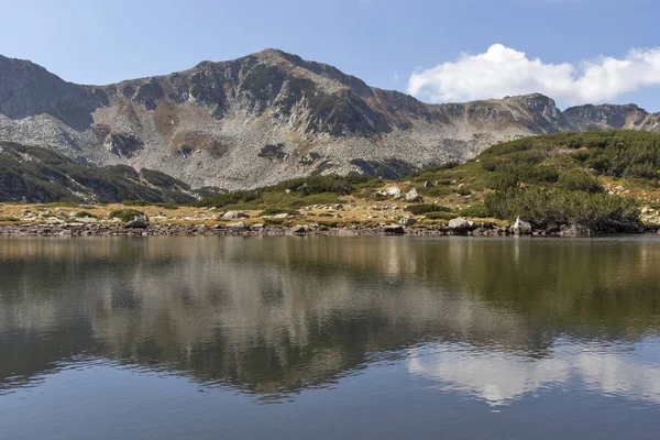 Paisaje con lago Frog en Pirin Mountain, Bulgaria — Foto de Stock