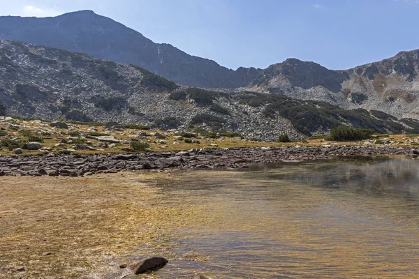 Bulgaristan 'ın Pirin Dağı' ndaki Kurbağa Gölü 'yle manzara — Stok fotoğraf