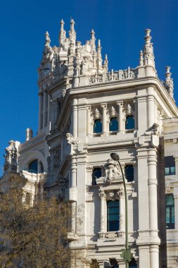 Madrid'deki Cibeles meydanında Cibeles Sarayı