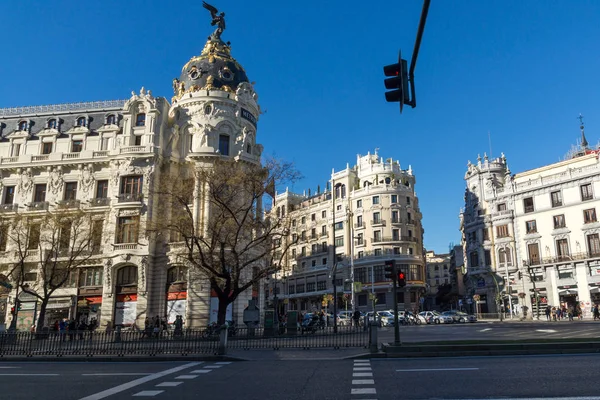 Edifício Metropolis nas ruas de Alcala, na cidade de Madrid, Espanha — Fotografia de Stock