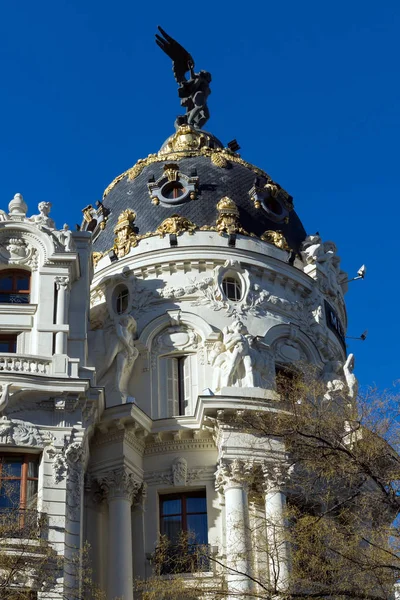 스페인 마드리드의 알칼라 거리에 있는 대도시 건물 — 스톡 사진