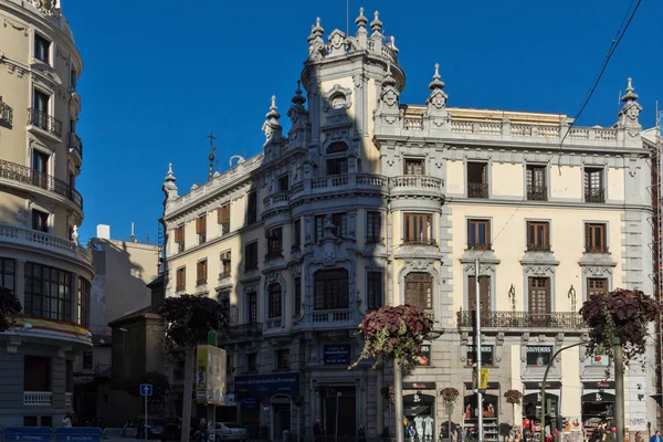 Будинки та вулиця в місті Мадрид (Іспанія). — стокове фото