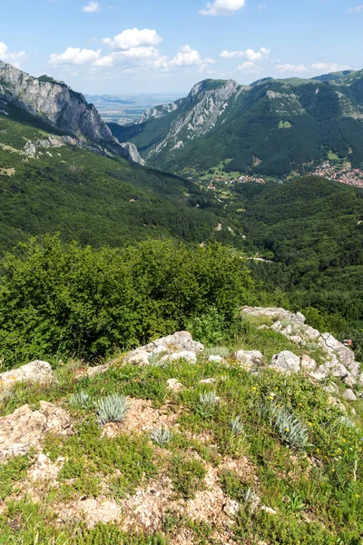 Paisaje cerca del paso de Vratsata en las montañas de los Balcanes, Bulgaria — Foto de Stock