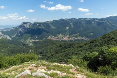 Bulgaristan 'ın Balkan Dağları' ndaki Vratsata geçidi yakınlarındaki manzara