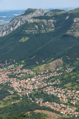 Bulgaristan 'ın Balkan Dağları' ndaki Vratsata geçidi yakınlarındaki manzara
