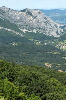 Bulgaristan 'ın Balkan Dağları' ndaki Vratsata geçidi yakınlarındaki manzara