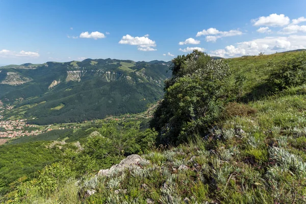 Paisaje cerca del paso de Vratsata en las montañas de los Balcanes, Bulgaria — Foto de Stock