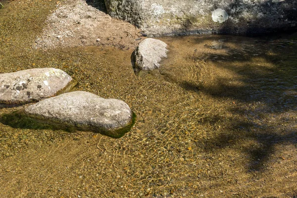 ブルガリアのヴィトシャ山にある小さな湖 — ストック写真