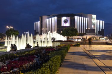 Bulgaristan 'ın Sofya kentindeki Ulusal Kültür Sarayı' nın gece fotoğrafı