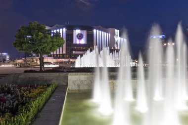 Bulgaristan 'ın Sofya kentindeki Ulusal Kültür Sarayı' nın gece fotoğrafı