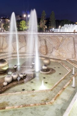 Bulgaristan 'ın Sofya kentindeki Ulusal Kültür Sarayı önündeki çeşme