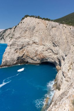 Porto Katsiki Sahili yakınlarındaki kıyı şeridi ve mavi sular, Lefkada, Gr