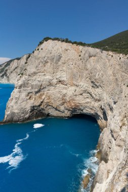 Porto Katsiki Sahili yakınlarındaki kıyı şeridi ve mavi sular, Lefkada, Gr