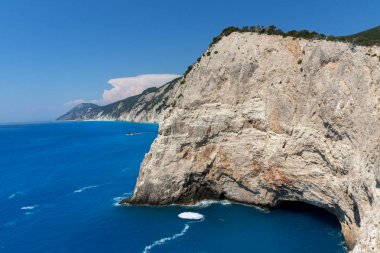 Porto Katsiki Sahili yakınlarındaki kıyı şeridi ve mavi sular, Lefkada, Gr