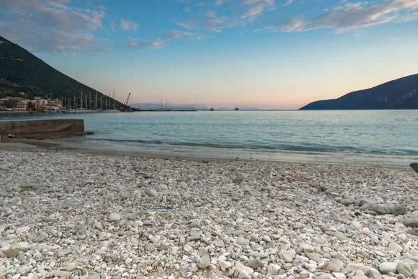 Paisagem na praia da aldeia de Vasiliki, Lefkada, Grécia — Fotografia de Stock