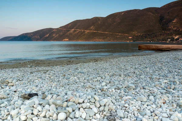 Paisagem na praia da aldeia de Vasiliki, Lefkada, Grécia — Fotografia de Stock