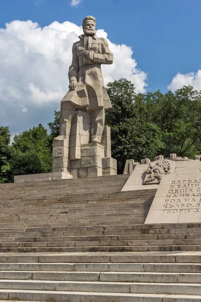 Complejo conmemorativo Hristo Botev en la ciudad de Kalofer, Bulgaria — Foto de Stock