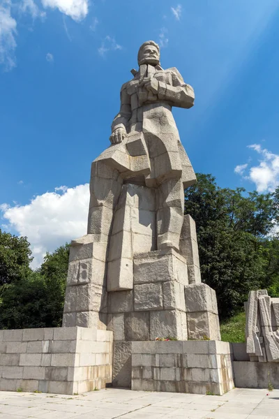 Complejo conmemorativo Hristo Botev en la ciudad de Kalofer, Bulgaria — Foto de Stock