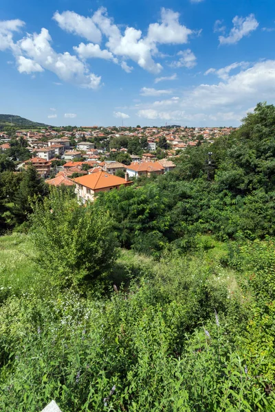 Panorama de la histórica ciudad de Kalofer, Bulgaria — Foto de Stock