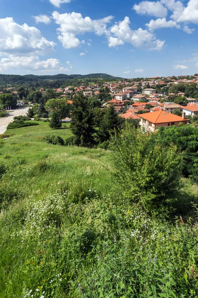 Bulgaristan 'ın tarihi Kalofer kenti Panoraması — Stok fotoğraf