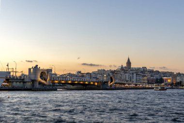 İstanbul, Türkiye 'de Altın Boynuz ve Galata kulesinin gün batımı manzarası