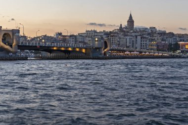 İstanbul, Türkiye 'de Altın Boynuz ve Galata kulesinin gün batımı manzarası