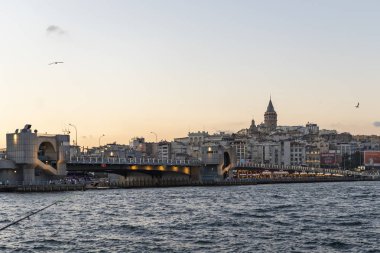 İstanbul, Türkiye 'de Altın Boynuz ve Galata kulesinin gün batımı manzarası