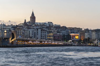 İstanbul, Türkiye 'de Altın Boynuz ve Galata kulesinin gün batımı manzarası