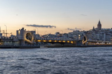 İstanbul, Türkiye 'de Altın Boynuz ve Galata kulesinin gün batımı manzarası