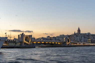 İstanbul, Türkiye 'de Altın Boynuz ve Galata kulesinin gün batımı manzarası
