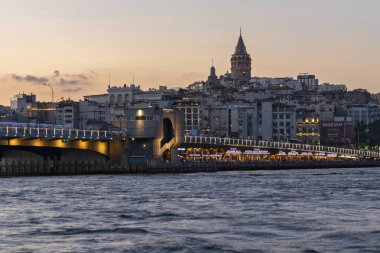 İstanbul, Türkiye 'de Altın Boynuz ve Galata kulesinin gün batımı manzarası