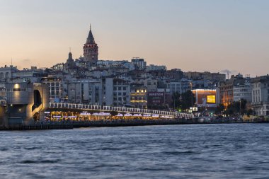 İstanbul, Türkiye 'de Altın Boynuz ve Galata kulesinin gün batımı manzarası