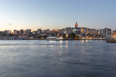 İstanbul, Türkiye 'de Altın Boynuz ve Galata kulesinin gün batımı manzarası