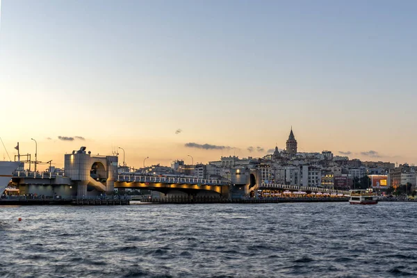 Vista do pôr-do-sol do Chifre Dourado e da torre Galata em Istambul, Turquia — Fotografia de Stock