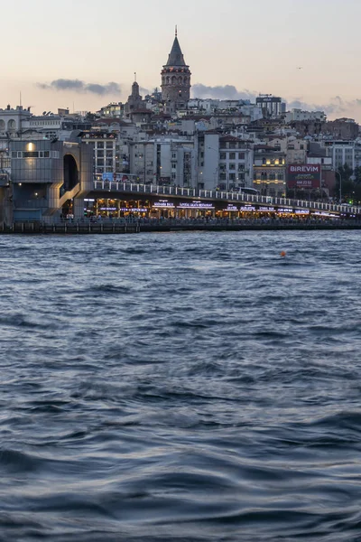 Coucher de soleil sur la Corne d'Or et la tour Galata à Istanbul, Turquie — Photo