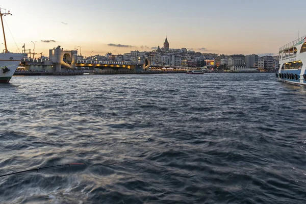 Coucher de soleil sur la Corne d'Or et la tour Galata à Istanbul, Turquie — Photo